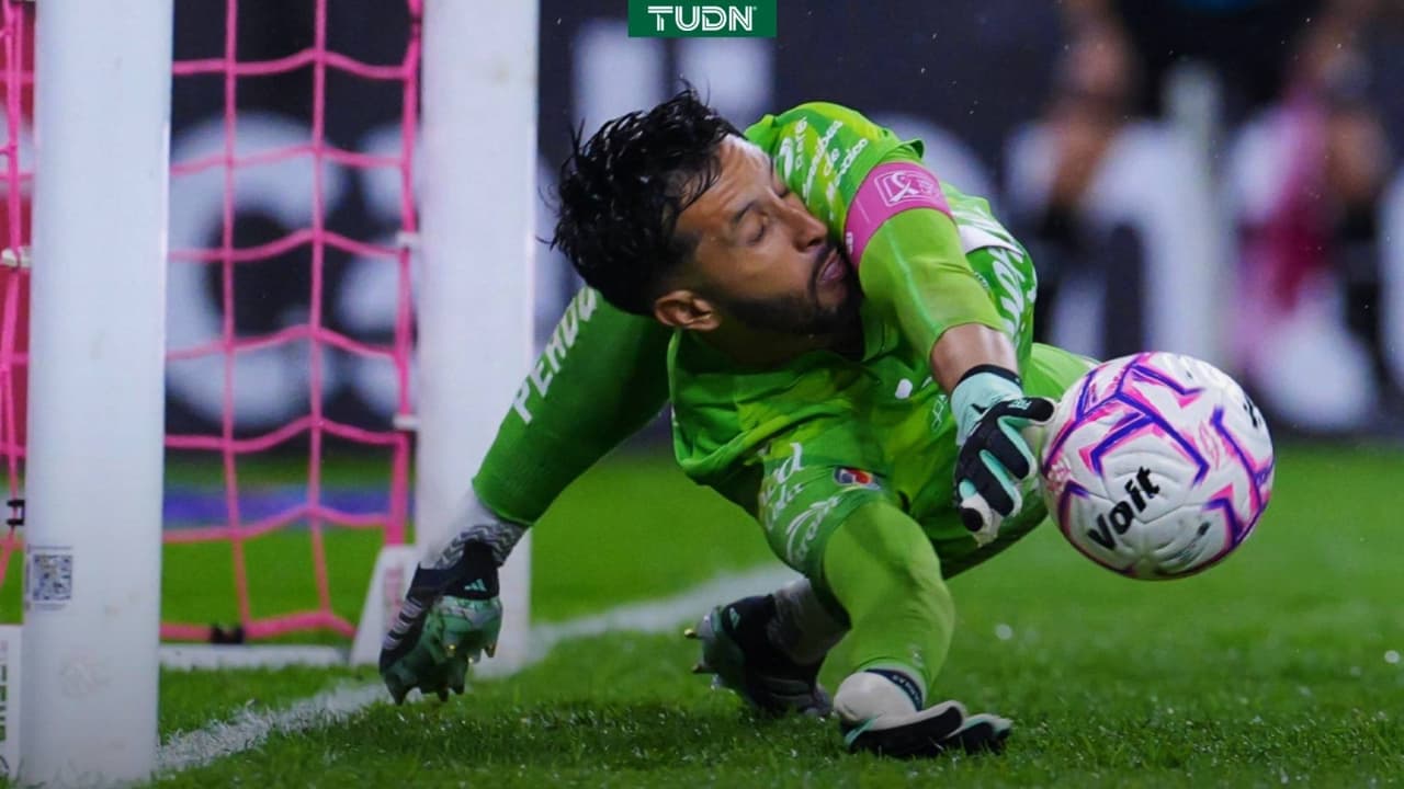 Camilo Vargas lleva dos penales atajados a Chivas en el año