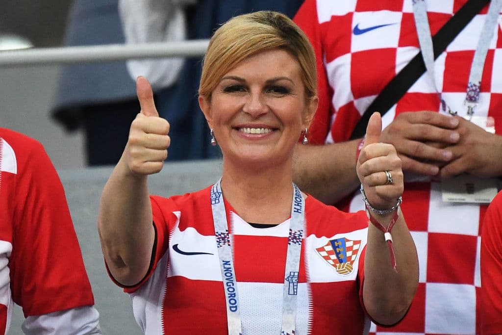 Kolinda Grabar Kitarovic, la presidenta de Croacia, mostró que es una fanática ejemplar del Mundial al asistir a Rusia 2018 pidiendo permiso sin goce de sueldo para viajar a apoyar a su selección.