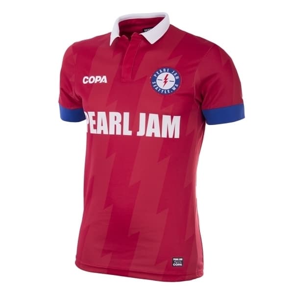 La popular banda de rock Pearl Jam anució este miércoles su nueva línea de playeras futboleras con algunos países que harán parte de la Copa del Mundo de Rusia 2018. España, Argentina, Brasil, México, Inglaterra, entre otros, hacen parte de esta hermosa colección.