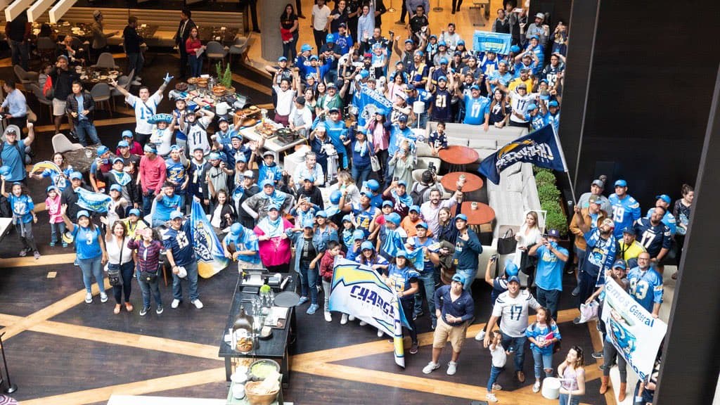 De manera muy calurosa, un gran grupo de los Chargers recibiò al equipo efusivamente.