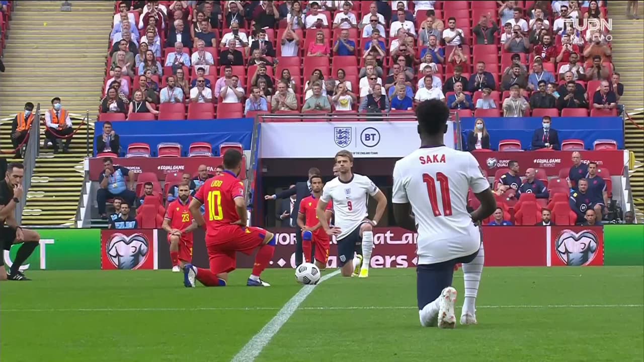 Arranca el partido y la pelota está en juego.