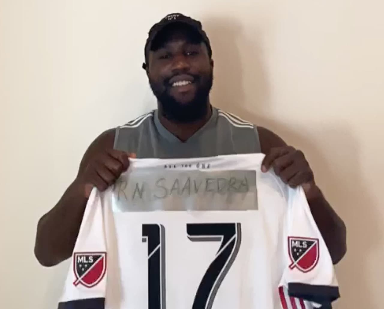 El miércoles se estrenará un anuncio de servicio público de varias ligas. Así mismo, los atletas cubrirán su nombre en sus camisetas o uniformes y lo reemplazarán con el nombre de su héroe de atención médica.