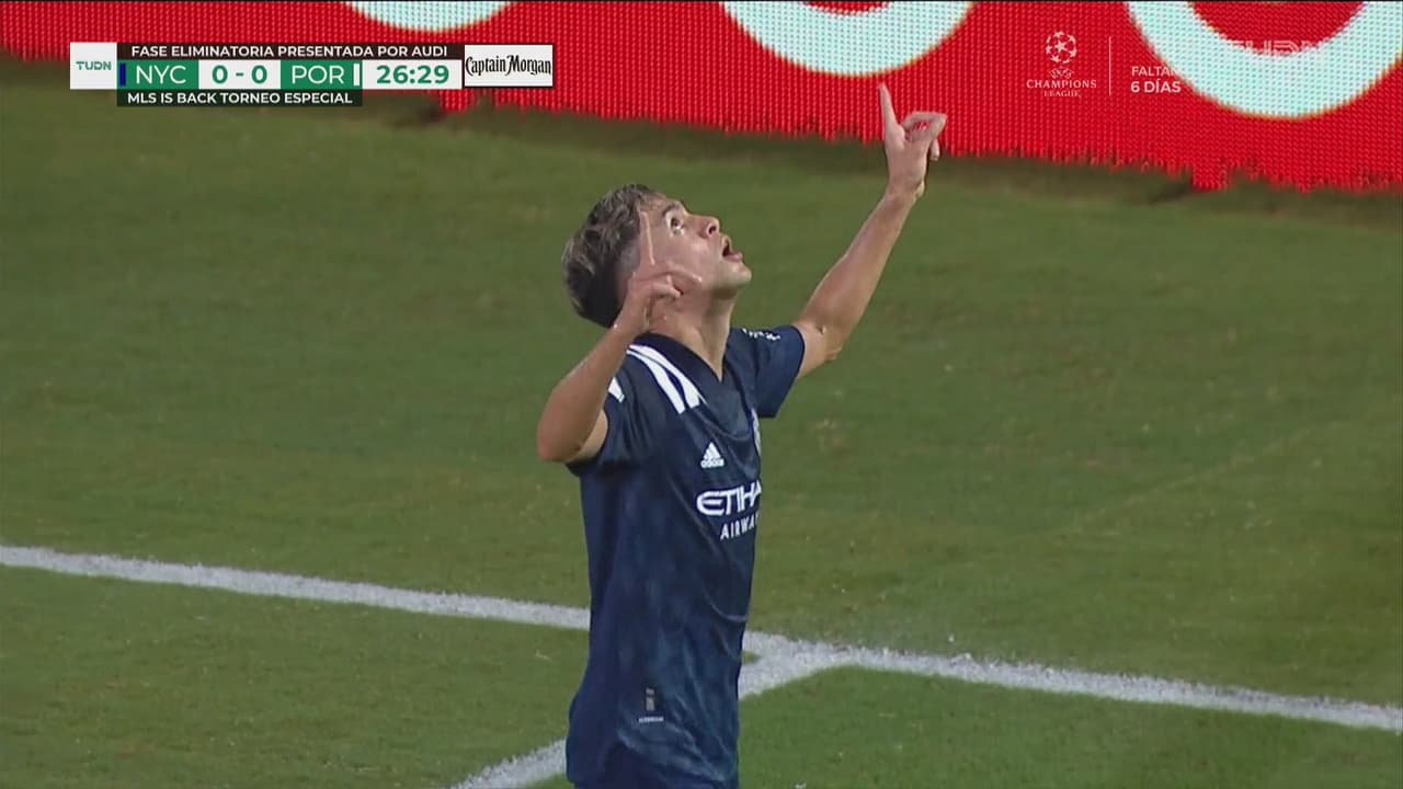 ¿Era falta? Jesús Medina es derribado en el área y de penal consigue el 1-0