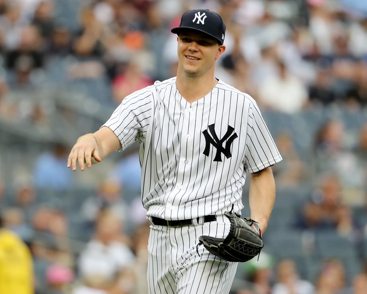 Pitcher de los Yankees sale sonriendo después de permitir 7 carreras