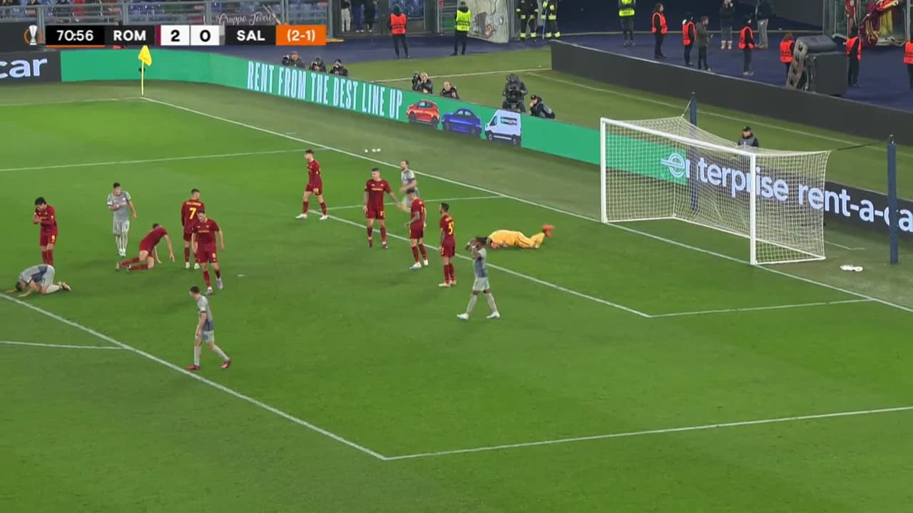 ¡TIRO ATAJADO! disparo por Noah Okafor.