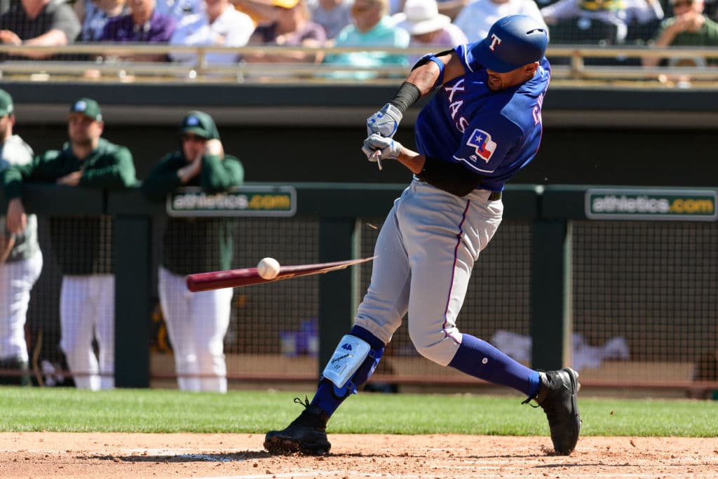 Ronald Guzman, en Arizona, jugador de los Texas Rangers, quebró su bat mientras pegaba un sencillo en el partido de pretemporada en la localidad de Mesa ante los Oakland Athletics. El momento en el que se capta la ruptura del madero es perfecto.