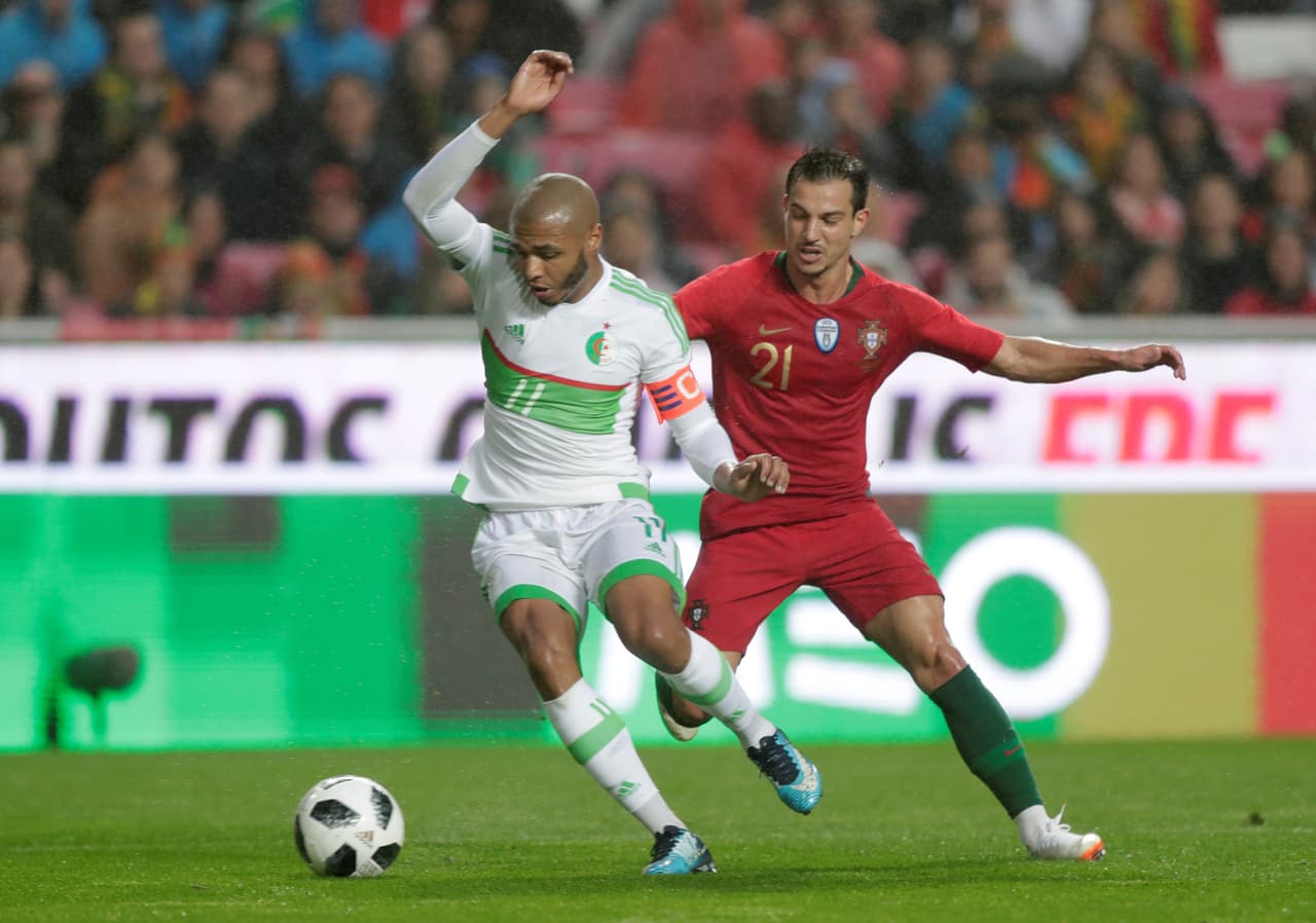 Yacine Brahimi (izquierda) delantero de Argelia que milita en el FC Porto de Portugal.