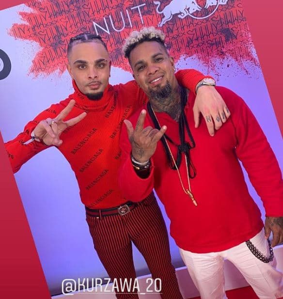 Layvin Kurzawa, lateral de PSG, aprovechó para tomarse fotos con los músicos brasileños que amenizaron la noche.