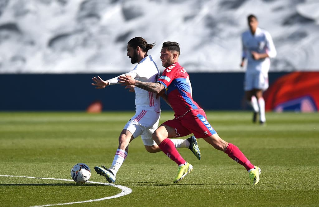 El doblete de Karim Benema (73' y 90+1'), el Real Madrid logra vencer 2-1 al Elche y continúan en la pelea por el título. El segundo go de Benzema llega como un balde de agua fría para el Elche, que se encunetra en la décimo séptima posición en la tabla con 24 unidades.