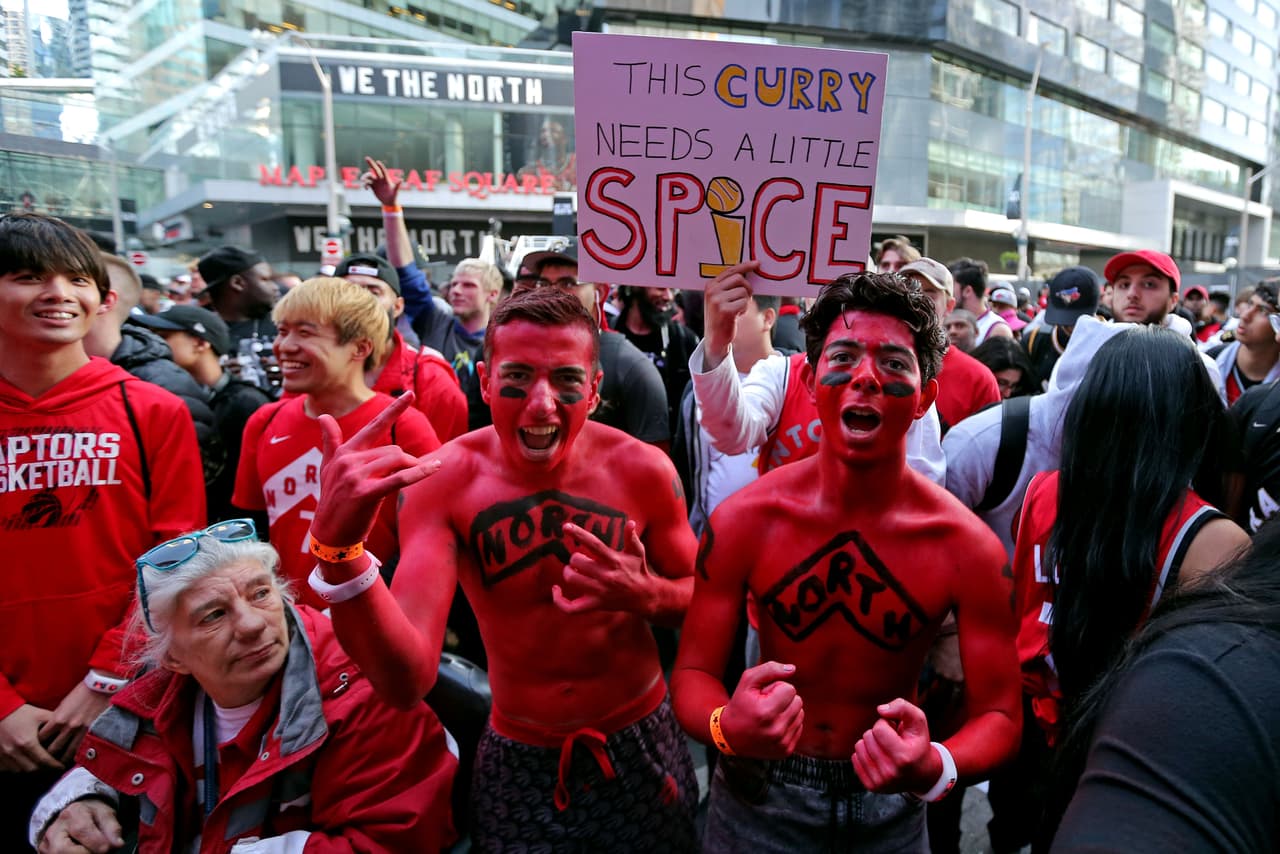 Los aficionados de los Raptors le dieron un toque muy especial a la previa del Juego 2 de las Finales de la NBA dentro y fuera de la Scotiabank Arena. Y dentro del recinto, los jugadores tanto de Toronto como de Golden State afinaban detalles con los calentamientos para estar listos a la hora del Tip-Off.