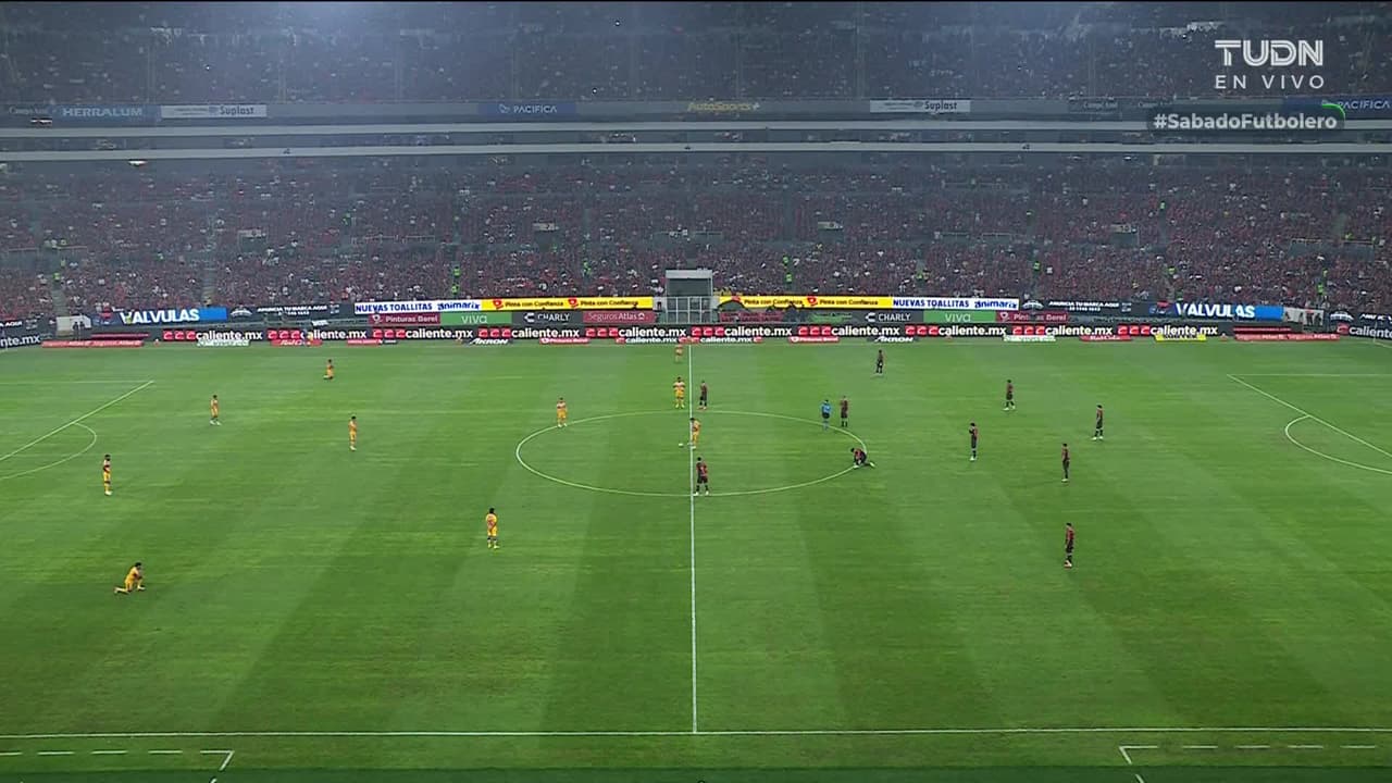 Arranca el partido y la pelota está en juego.