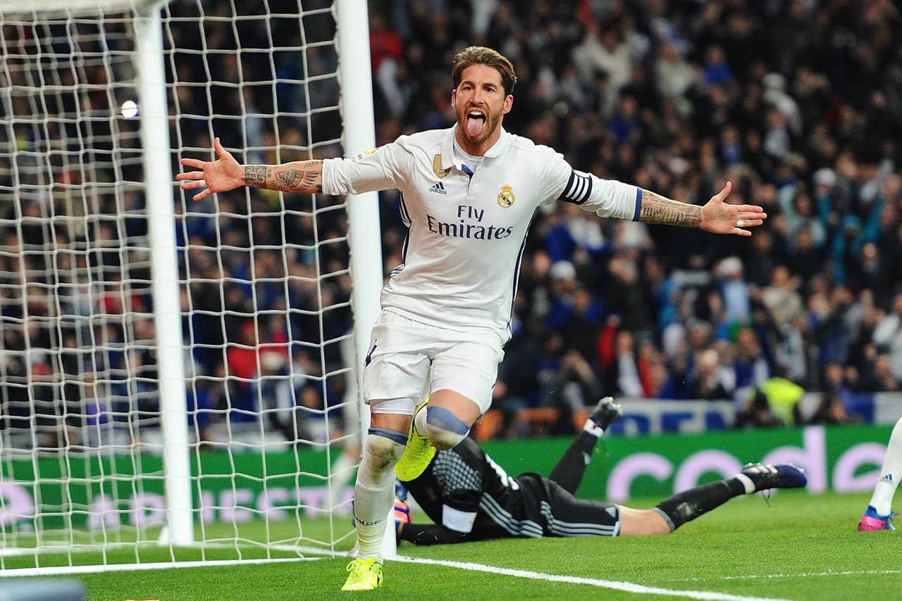 El español Sergio Ramos, de puntuación 90, es uno de los centrales. El jugador fue su compañero en Real Madrid.