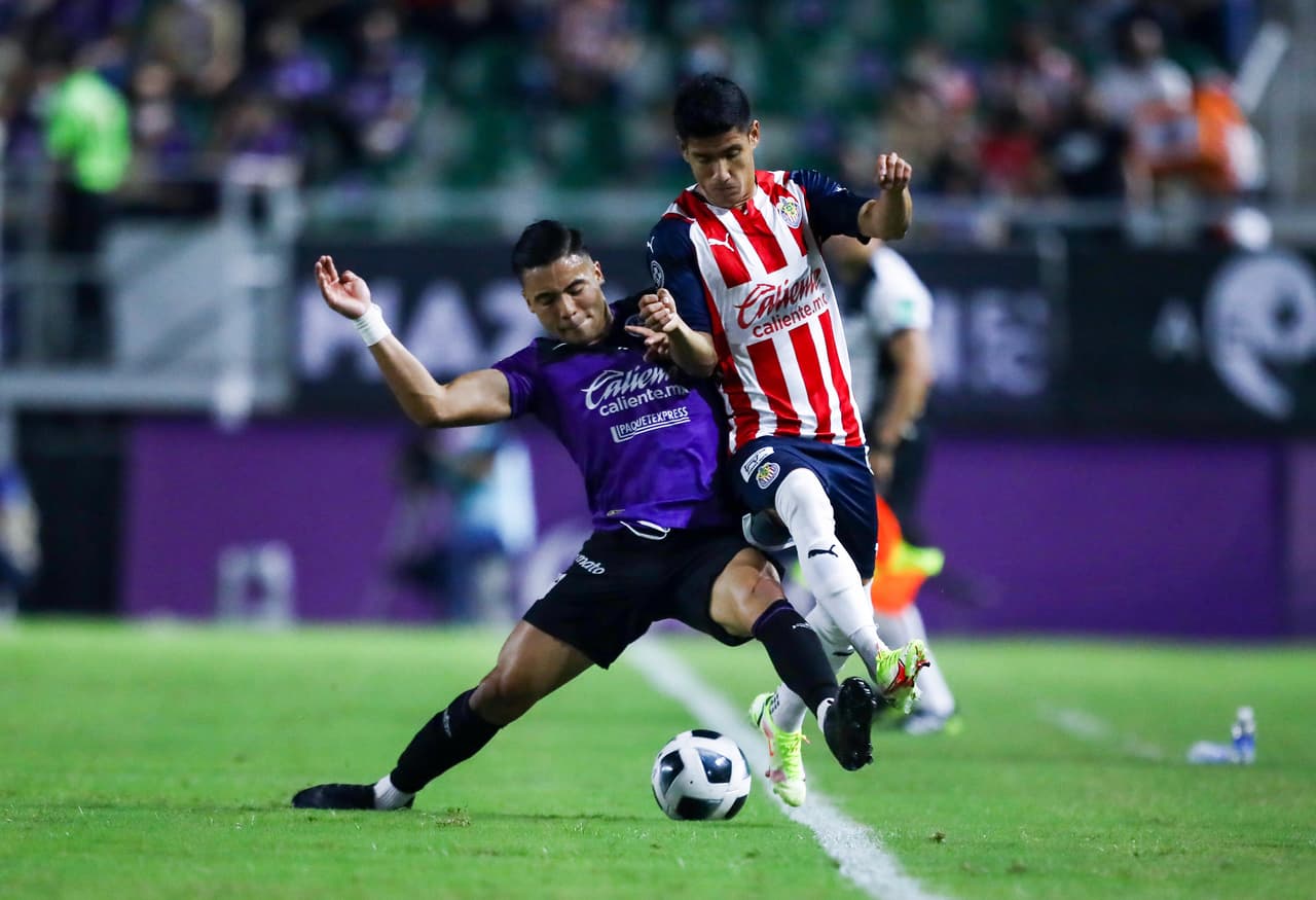 La primera parte fue muy disputada y ningún equipo logró imponer dominio. Los remates a portería fueron escasos y la polémica llegaría sobre la media hora.