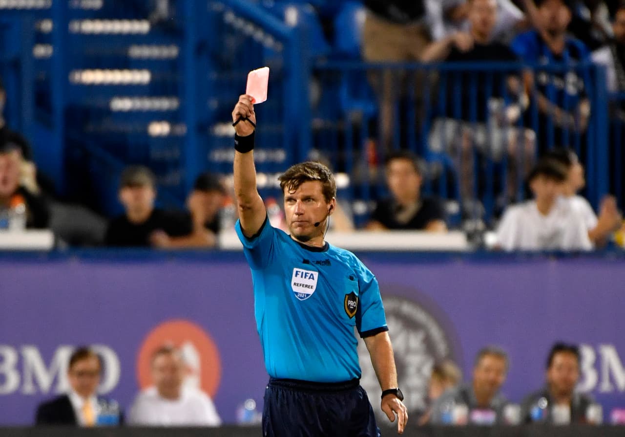 Pero el encuentro estuvo marcado por las tarjetas rojas que el árbitro David Gantar enseñó tanto a Josef Martínez como a Víctor Wanyama.
<br>