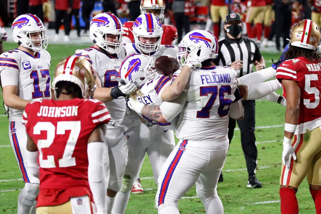 Josh Allen lanzó más de 300 yardas y cuatro pases de anotación en la victoria 34-24 sobre los San Francisco 49ers.