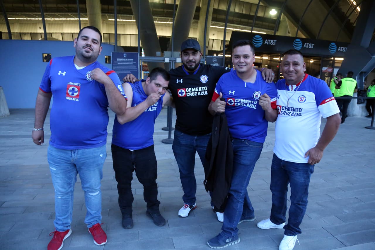 Entre optimismo y maquillaje los aficionados de los dos finalistas esperaban salir del BBVA con una sonrisa porque su equipo acabó como el campeón del torneo.