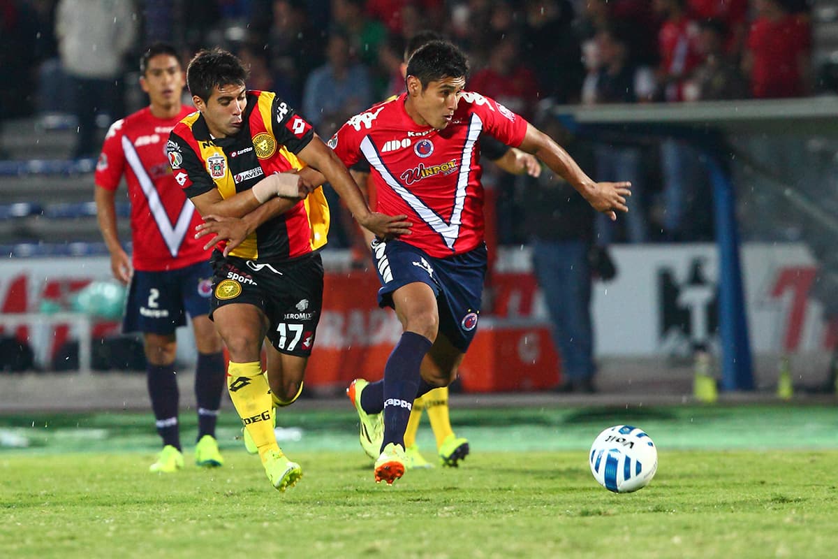Tiburones Rojos de Veracruz debió jugar como local dos partidos, uno de ellos contra Leones Negros, en el Estadio Universitario BUAP durante el Apertura 2014 por la realización en el puerto de los Juegos Centroamericanos y del Caribe.