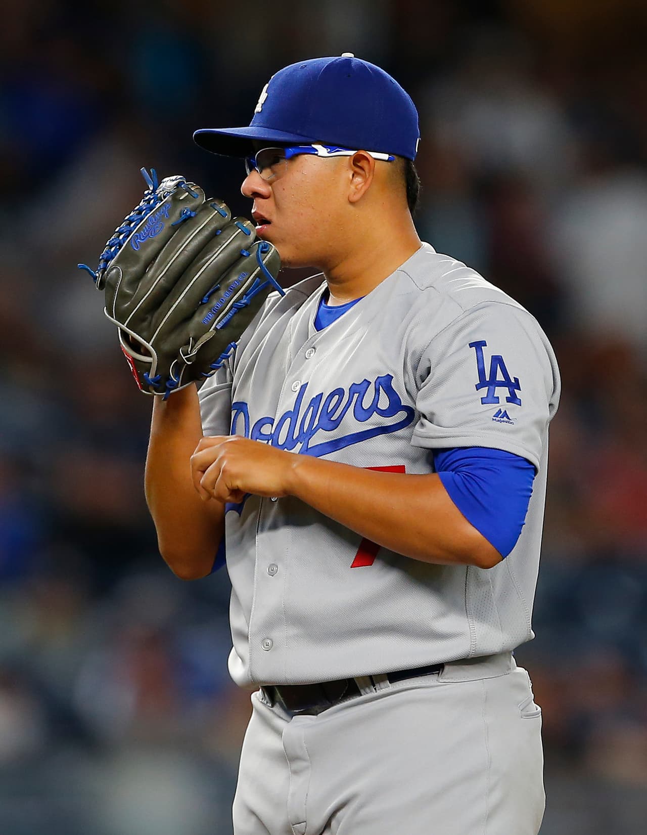 El mexicano tuvo su debut contra los Mets de Nueva York con 19 años, con lo que fue el pitcher más joven desde Félix Hernández en 2005 y en Los Dodgers desde Rex Barney, de 18 años, en 1943. No obstante su primer partido no tuvo un gran desempeño.