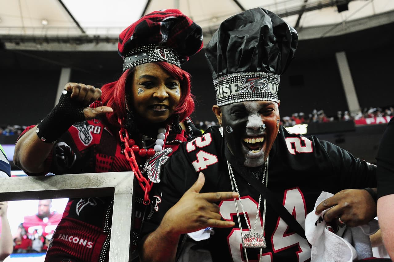 La belleza y energía de las porristas, junto con las ocurrencias y colorido de los fanáticos le dan un ingrediente adicional a la fiesta del fútbol americano de la NFL, en medio de la definición de los equipos que estarán en el Super Bowl.