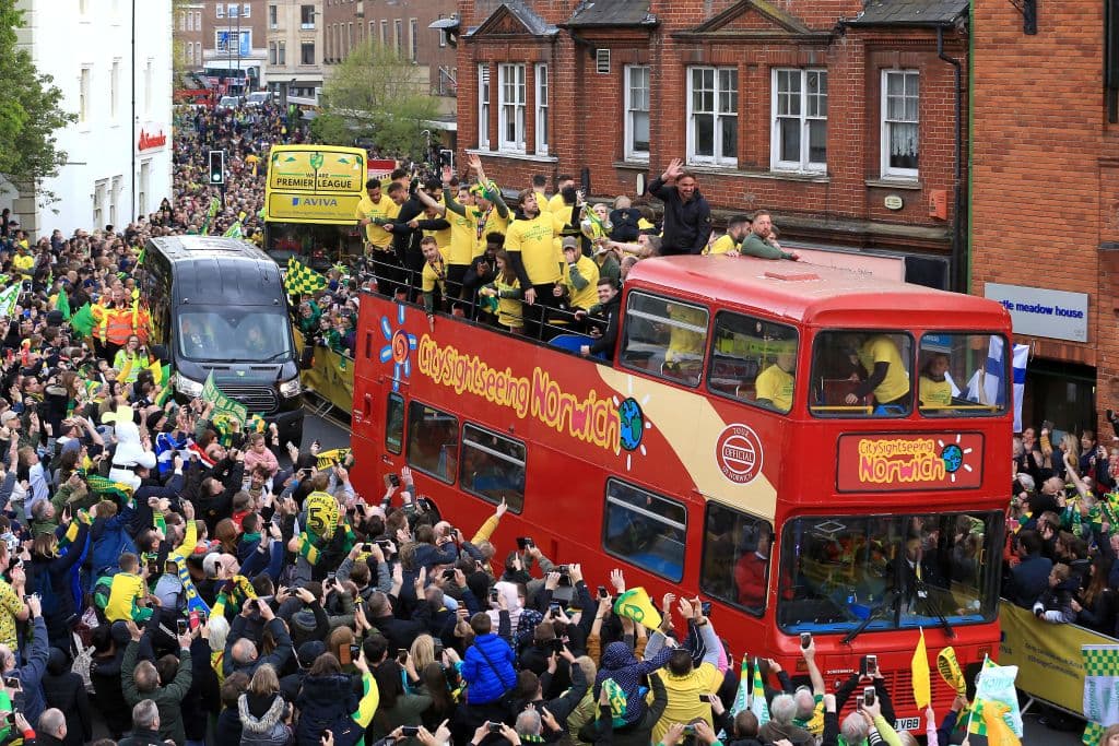 Así festejaron los futbolistas, aficionados, y todos los involucrados con el Norwich City en el desfile realizado en la ciudad de Norwich, en Norfolk, Inglaterra, donde celebraron el título obtenido en The Championship y su regreso a la Premier League para 2019-20. Incluso jugaron en el estadio Carrow Road un interescuadras para deleitar a la afición.