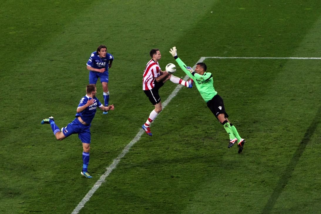 6. PSV Eindhoven vs. AZ Alkmaar – Eredivisie: el portero Esteban Alvarado (AZ) no calculó bien, pero quedó registrado para esta fotografía demostrando su elasticidad.