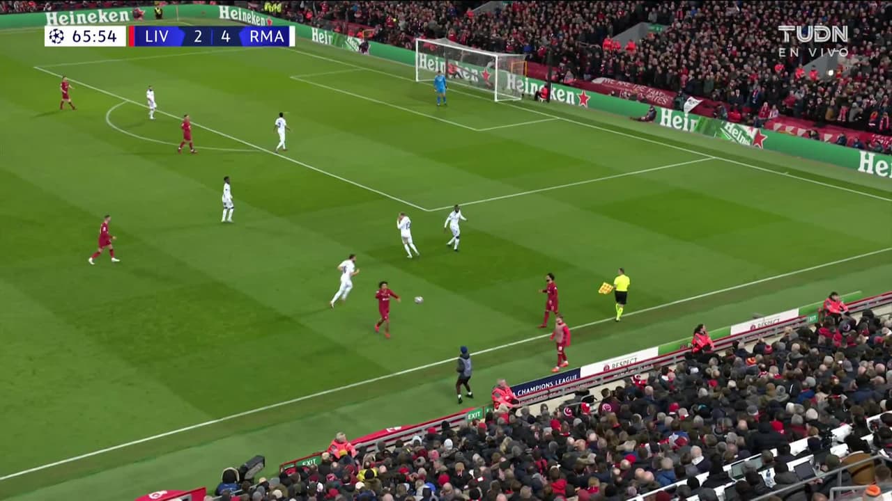 ¡GOL!  anota para Real Madrid. Karim Benzema