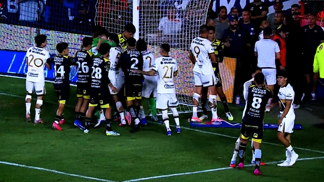 Pachuca vs Pumas: Salomón Rondón es expulsado tras falta a Keylor Navas y se arma bronca