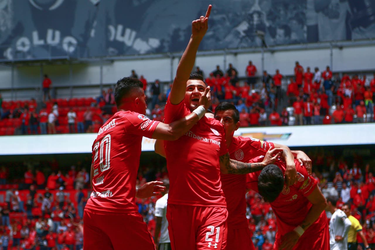 Enrique Triverio ha rendido con Toluca, pero se vio involucrado en el escándalo de agredir a un árbitro y analiza una oferta de Racing de Avellaneda.