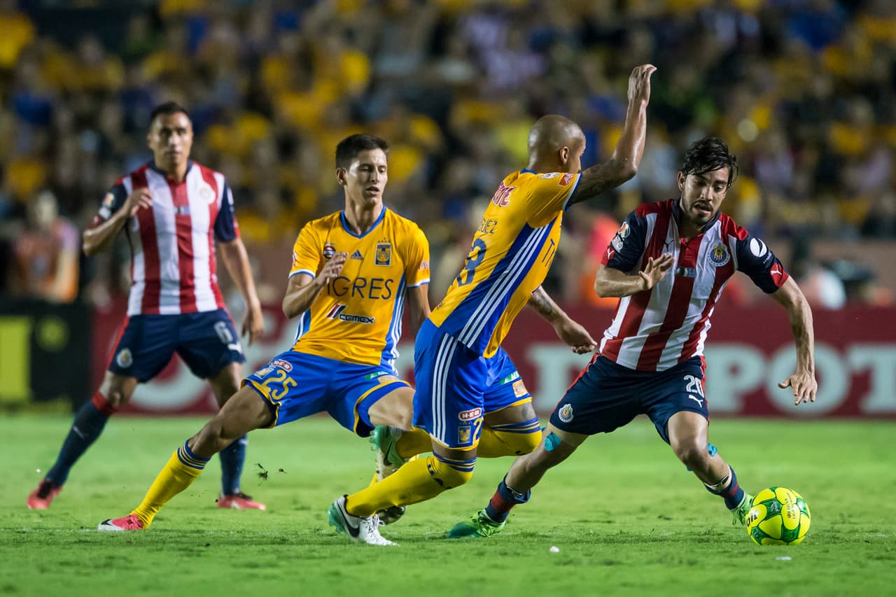 MONTERREY, MEXICO - MAY 25: Luis Rodriguez of Tigres fights for the ball with Rodolfo Pizarro of Chivas during the Final first leg match between Tigres UANL and Chivas as part of the Torneo Clausura 2017 Liga MX at Universitario Stadium on May 25, 2017 in Monterrey, Mexico. (Photo by Azael Rodriguez/LatinContent/Getty Images)