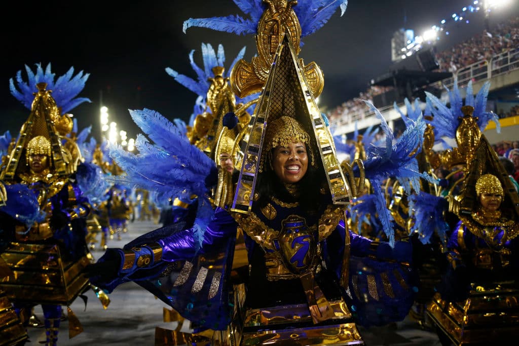 Este año, las asociaciones que participan en el carnaval, con décadas de historia, recuperaron parte del financiamiento público que el anterior alcalde de Río, el evangélico Marcelo Crivella, suprimió al rechazar esta fiesta popular.