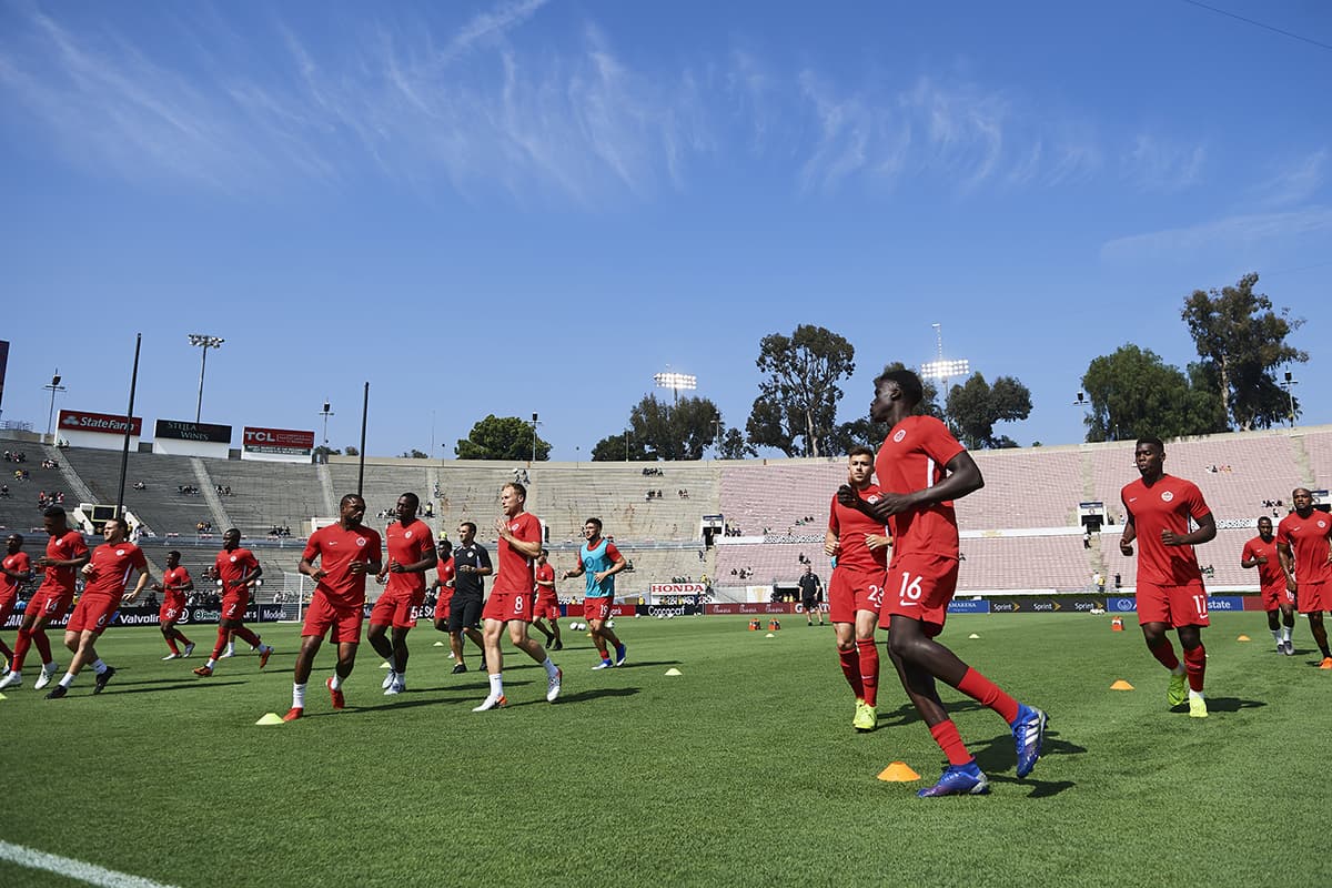 Los jugadores de Canadá calientan previo al partido contra Martinica por la Copa Oro en el Rose Bowl de Pasadena, California.