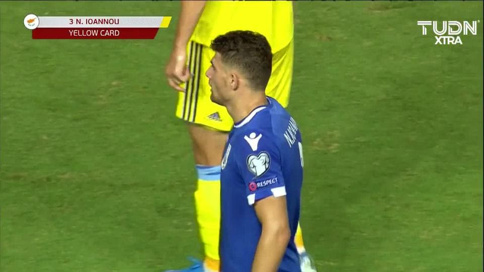 Tarjeta amarilla. El árbitro amonesta a Nikolas Ioannou de Cyprus