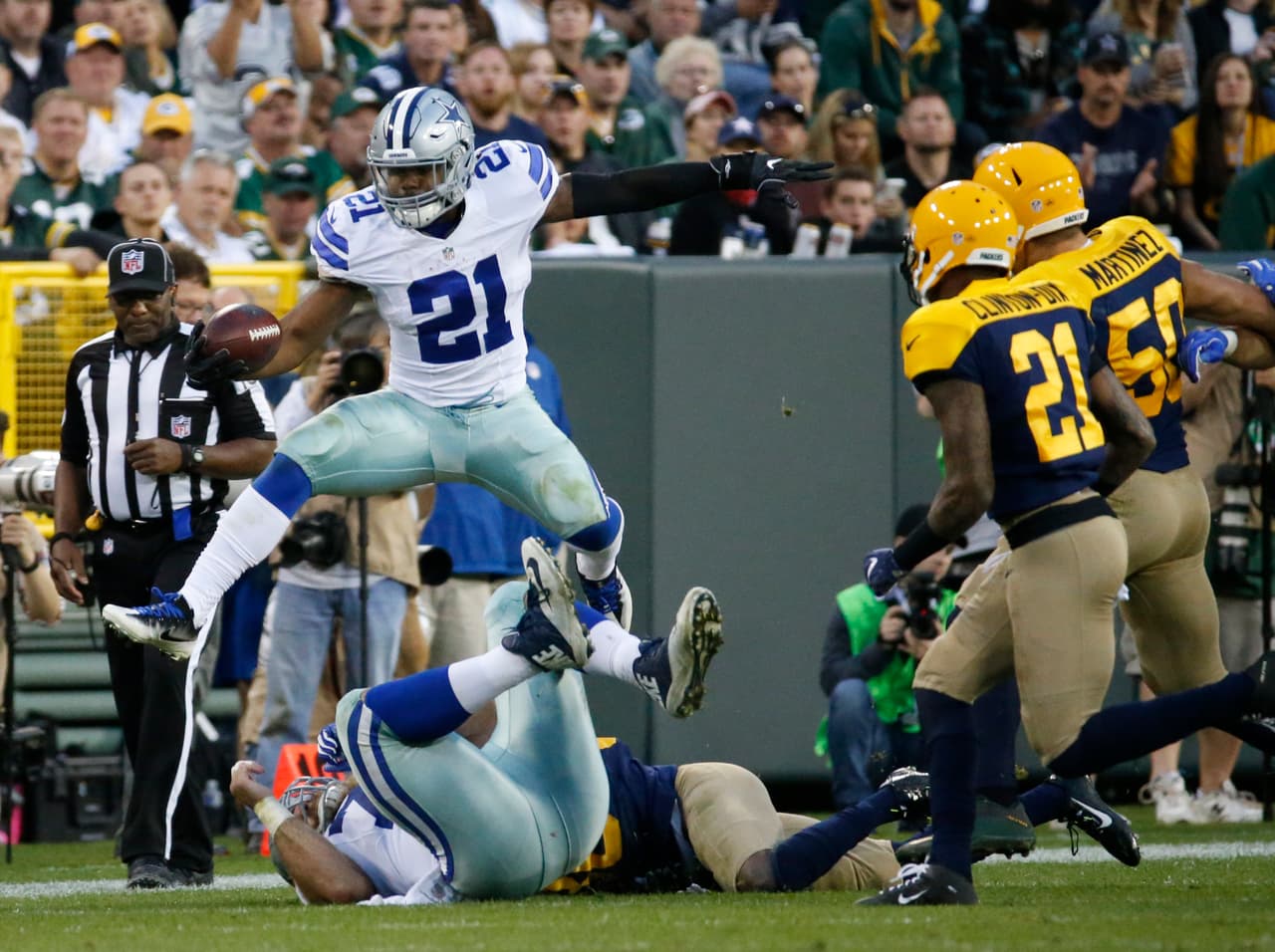 Erráticos Packers caen ante los novatos imparables de Cowboys