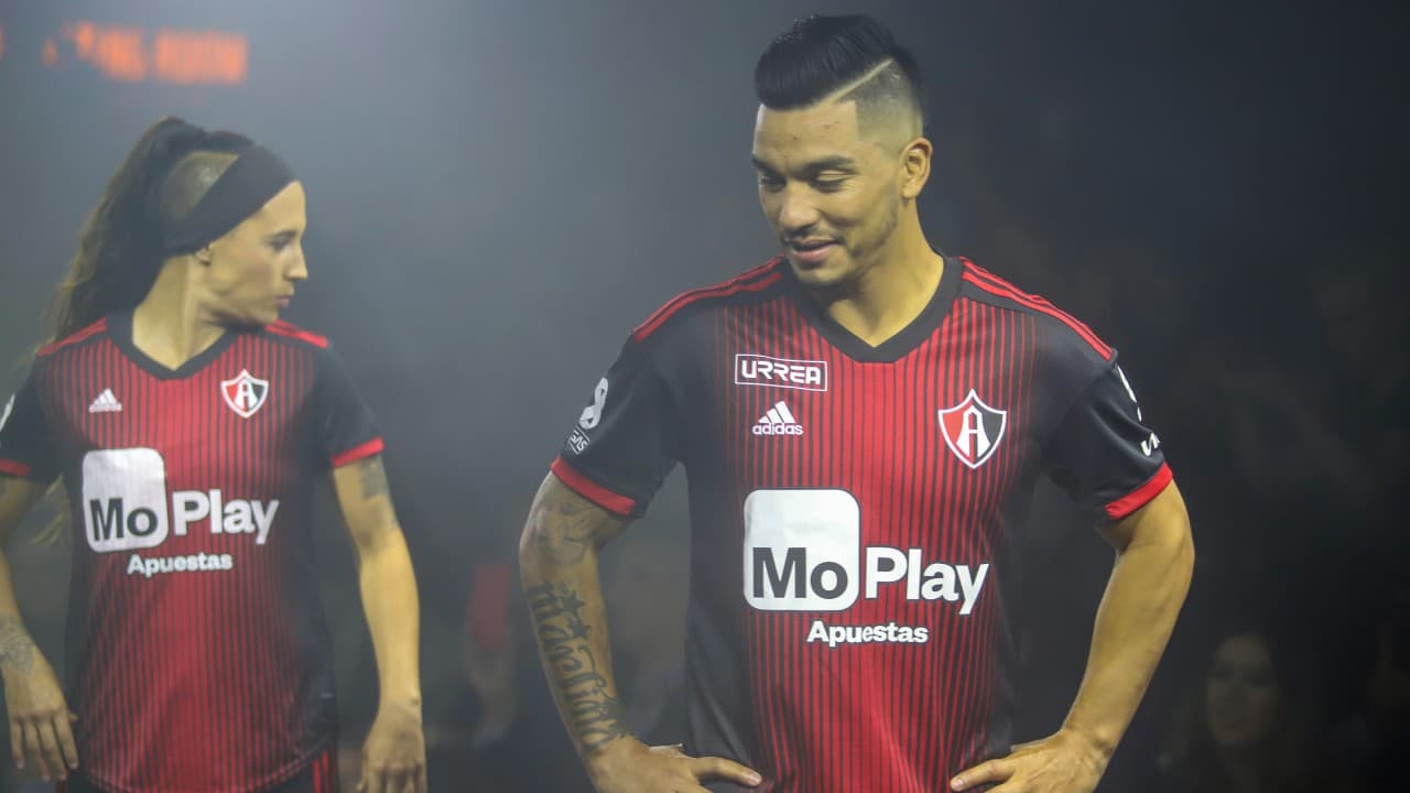 Lorenzo Reyes y Claudia Fabiola Ibarra posan con la playera del Atlas.