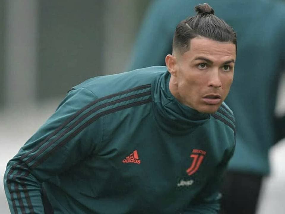 La Juventus entrenó y CR7 se robó los reflectores con nuevo look a lo 'Gareth Bale'.
