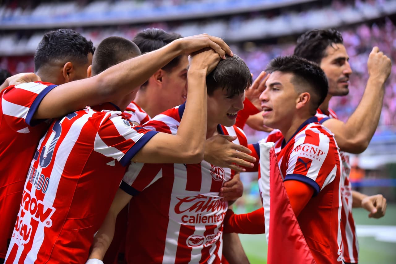 Chivas anuncia más renovaciones de cara al partido con América 