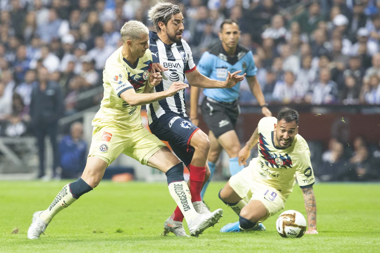 Pizarro pasa a Guido y se enfila al arco, dispara pero se va por encima de la portería.