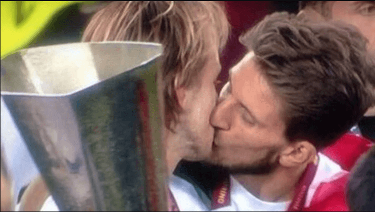 <b>Rakitic y Carrico</b>
<br>Este beso se dio durante la celebración de la Copa de la Europa League conquistada por el Sevilla.
