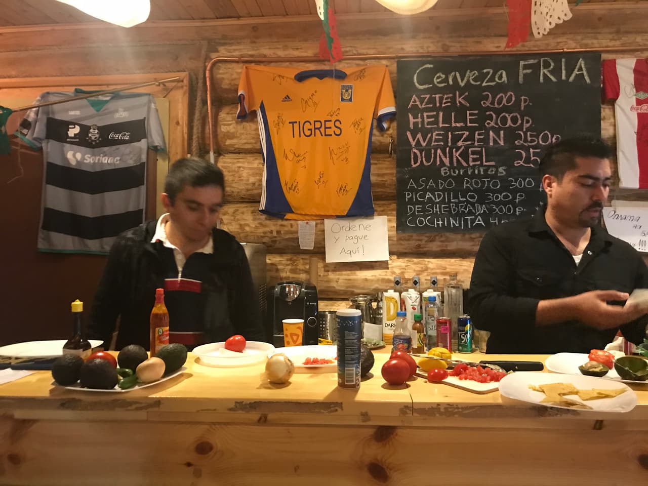 Sergio Tinoco es el encargado de atender el lugar que poco a poco se ha ido haciendo tradición entre los visitantes al recinto.