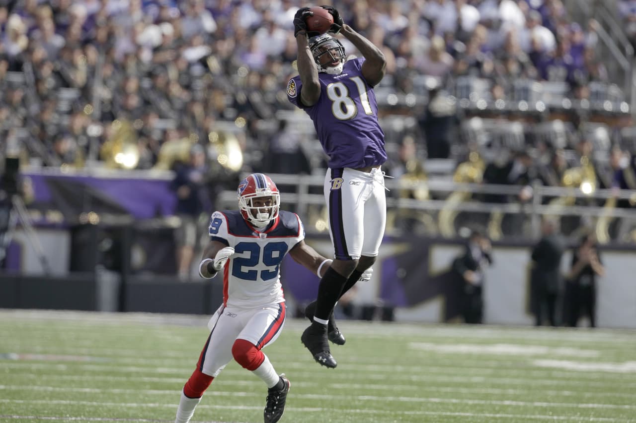 Baltimore Ravens wide receiver Anquan Boldin, right, pulls in a pass as Buffalo Bills cornerback Drayton Florence closes in during the first half of an NFL football game in Baltimore, Sunday, Oct. 24, 2010. (AP Photo/Rob Carr)
