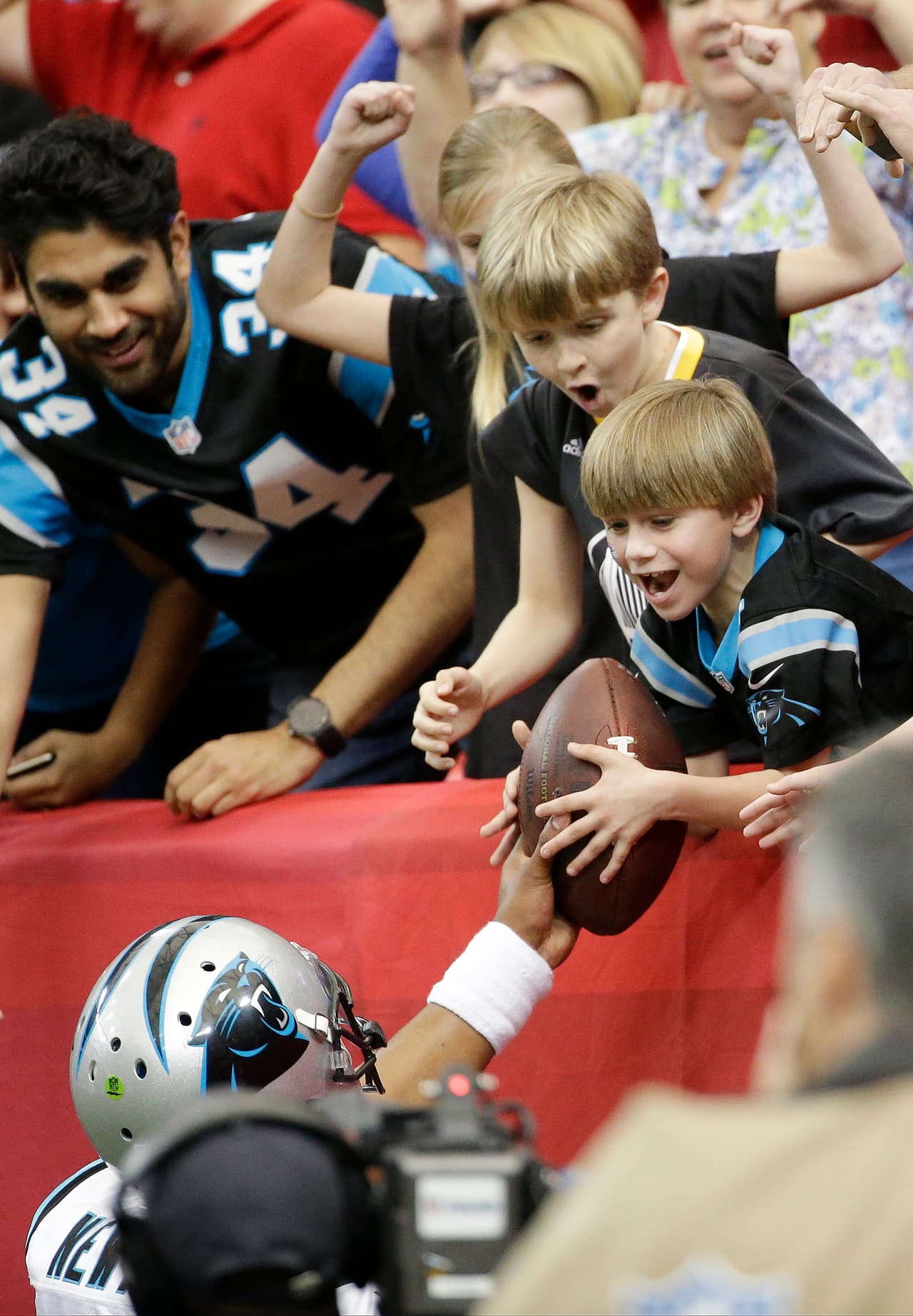 Los fans pidieron sus deseos para Navidad, ¿cuántos se cumplieron? checa las mejores tomas de los aficionados de la NFL en la Semana 16.