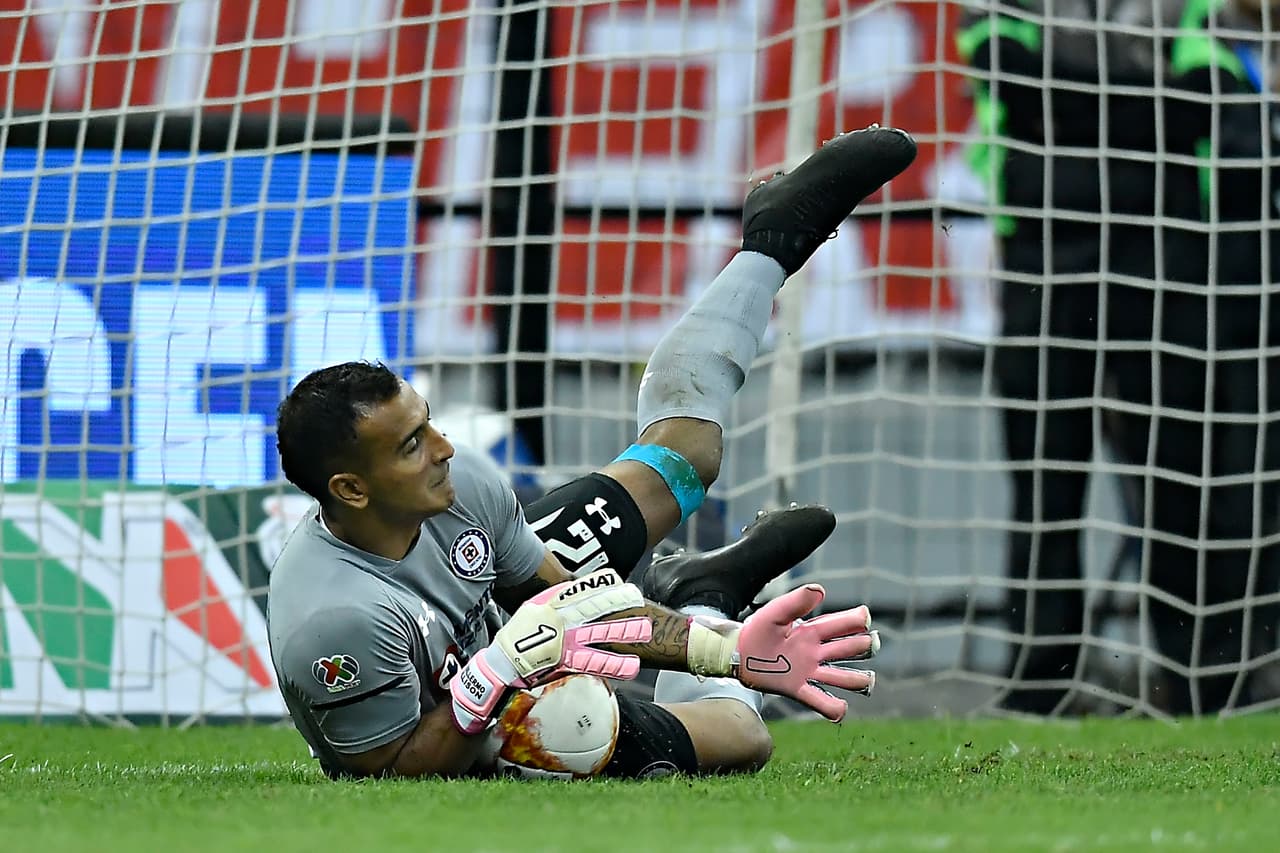 Y el guardameta cruzazulino Guillermo Allison detuvo un lanzamiento del León que fue fundamental.