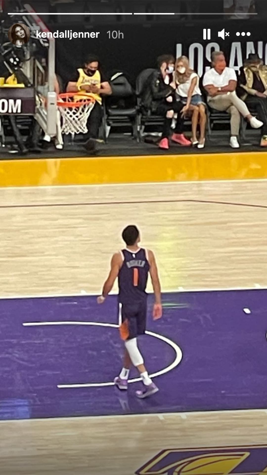 Jenner, de 25 años, documentó su tiempo en el juego de baloncesto en su historia de Instagram.