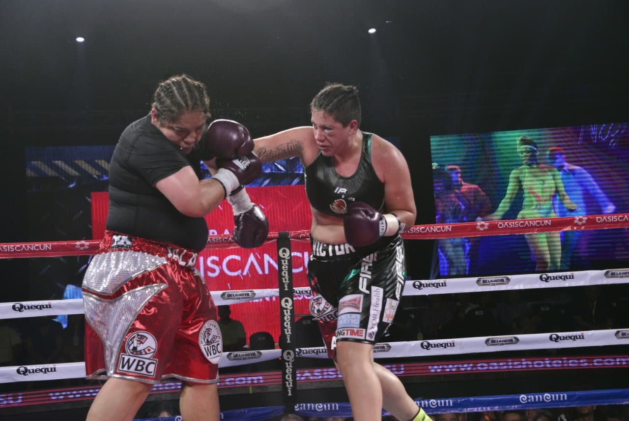 Alejandra 'Tigre' Jiménez derrotó a Martha Salazar y se convirtió en la primera mexicana en conquistar el título mundial completo. Se llevó el cinturón del WBC.