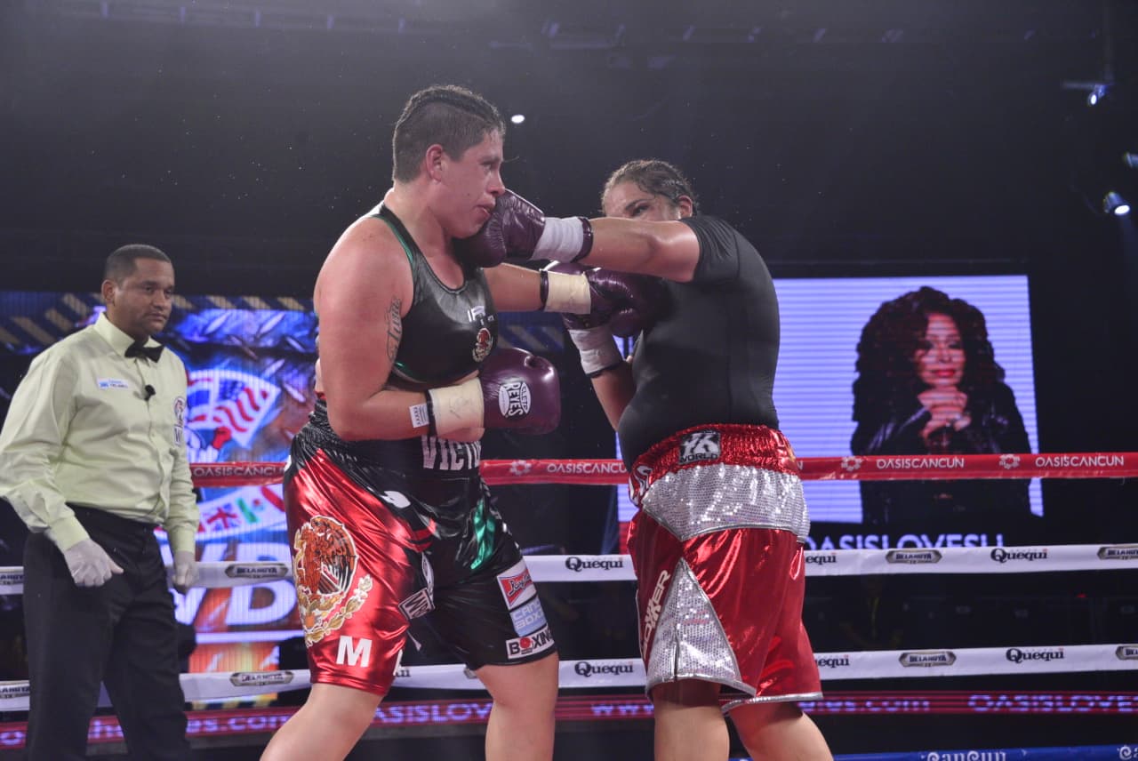 Alejandra 'Tigre' Jiménez derrotó a Martha Salazar y se convirtió en la primera mexicana en conquistar el título mundial completo. Se llevó el cinturón del WBC.