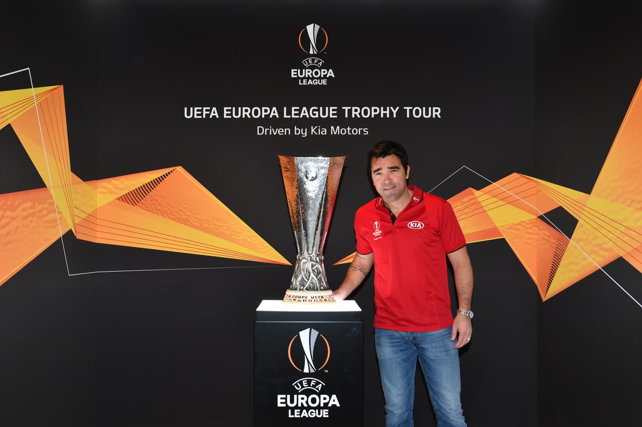 En marzo de este año participó en una campaña de donación de zapatos de futbol para refugiados alrededor del mundo. Actualmente preside una agencia de jugadores en Brasil.