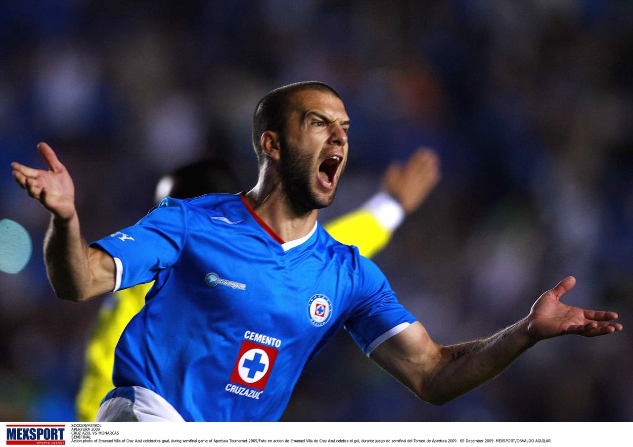 El argentino Emanuel Villa logró el título de goleo en el Apertura 2009 jugando para el Cruz Azul. El excementero marcó 17 tantos en aquel torneo.