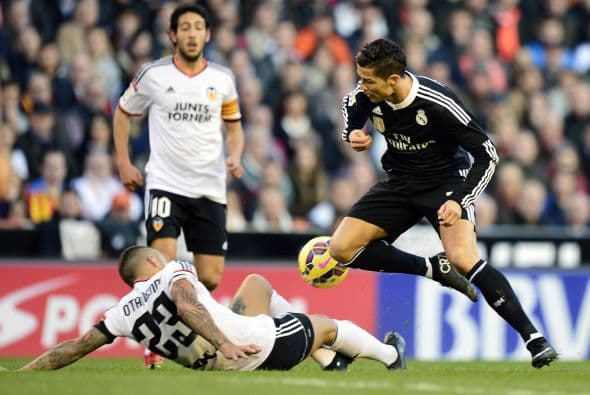 Pero el Valencia no bajó las manos y mantuvo la intensidad en cada balón dividido, esto sirvió para que los naranjeros se mantuvieran metidos en el juego.