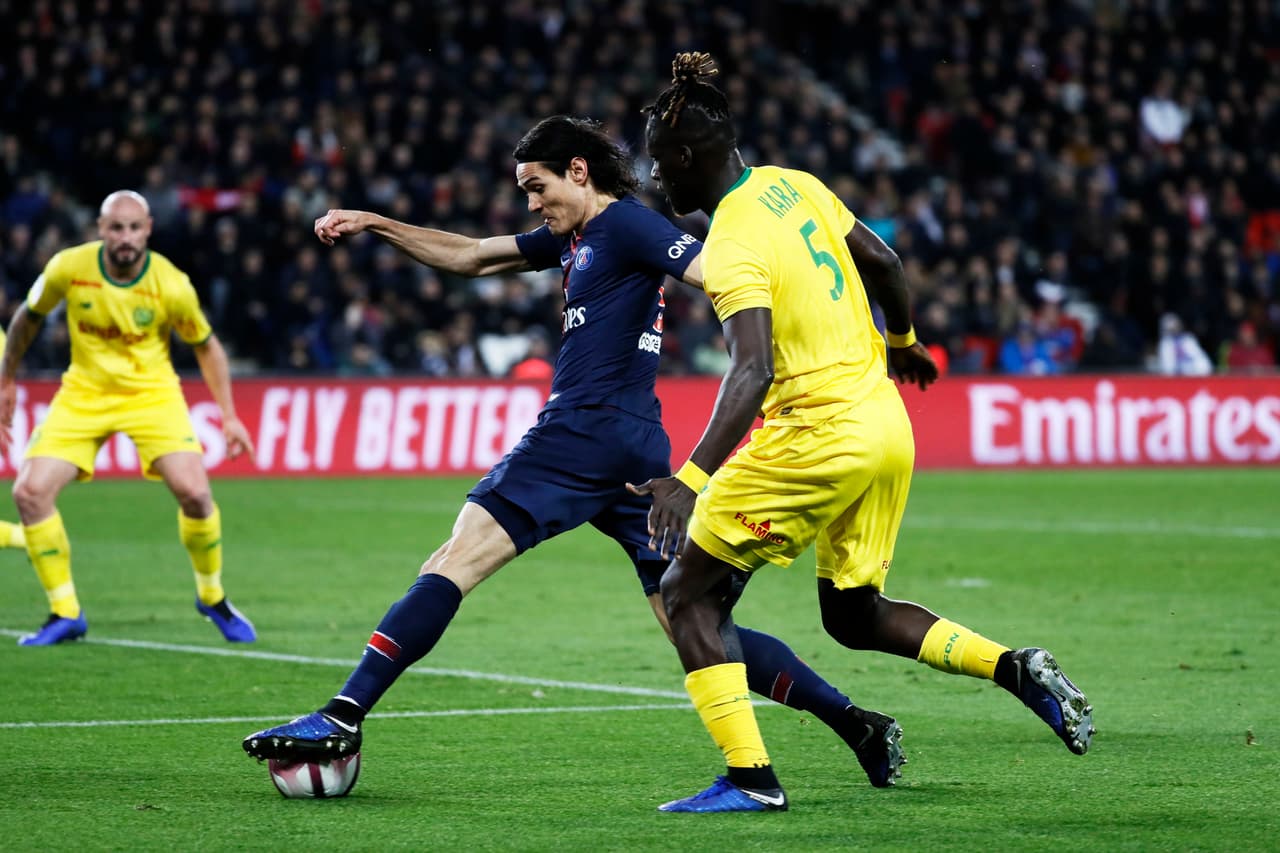 En la recta final del primer tiempo el uruguayo Edinson Cavani fue derribado por detrás por el zaguero camerunés del Nantes Kara Mbodji. Pero no se marcó absolutamente nada.