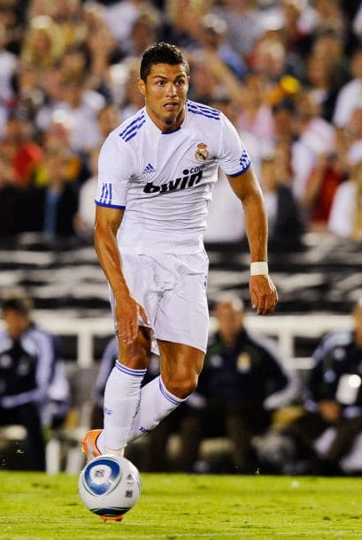 El único que se habla de tú a tú con el crack antes mencionado, el portugués Cristiano Ronaldo tendrá su segunda campaña con el Real Madrid, la combinación perfecta de jugador-club. En su primer torneo, ‘CR9’, ahora ‘CR7’ de vuelta por la salida de Raúl, hizo ver que sin importar donde juegue él siempre asumirá el rol de líder y responderá con su enorme talento, altiveza y, claro está, goles.